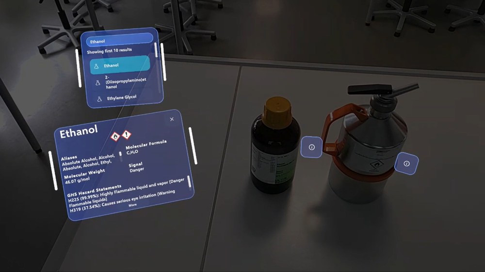 ARChemLab-Database.jpg Szene einer AR-Umgebung: Auf dem Tisch stehen zwei Gefäße mit chemischen Stoffen, daneben sind virtuelle Einblendungen, die die Stoffe und die Stoffeigenschaften benennen und beschreiben.