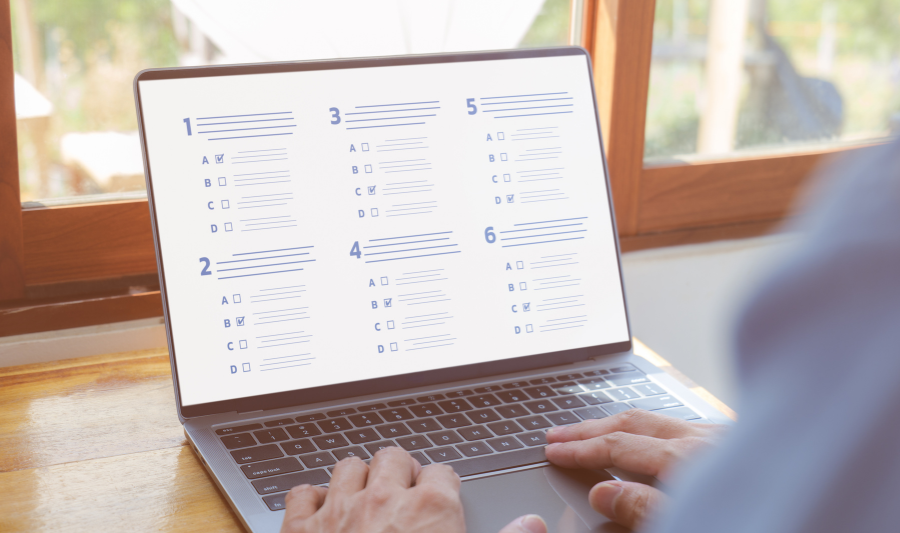 lernbegleitende-tests_Supatman-Getty Images Signature via Canvacom.png Laptop mit Prüfungsaufgaben