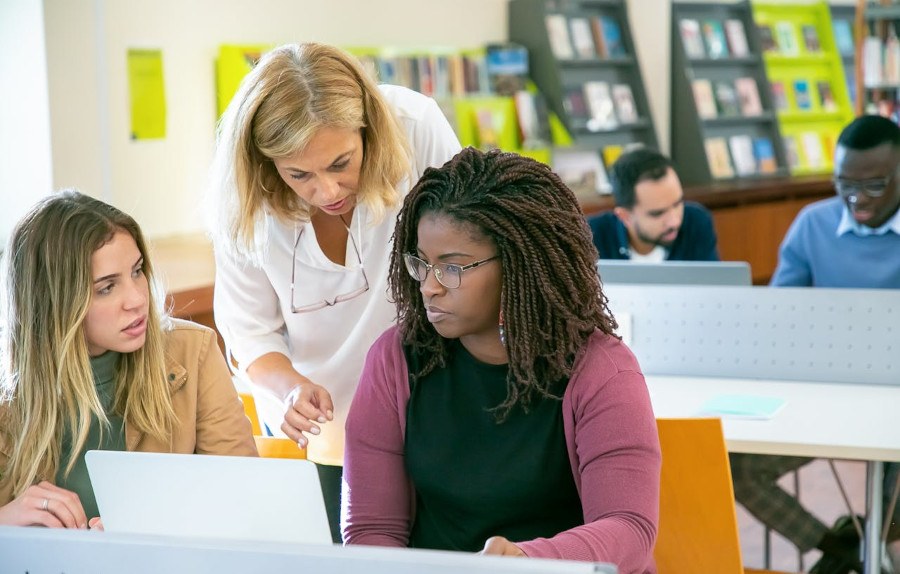 pexels-kampus-5940829_900.jpg Lehrperson mit Studierenden