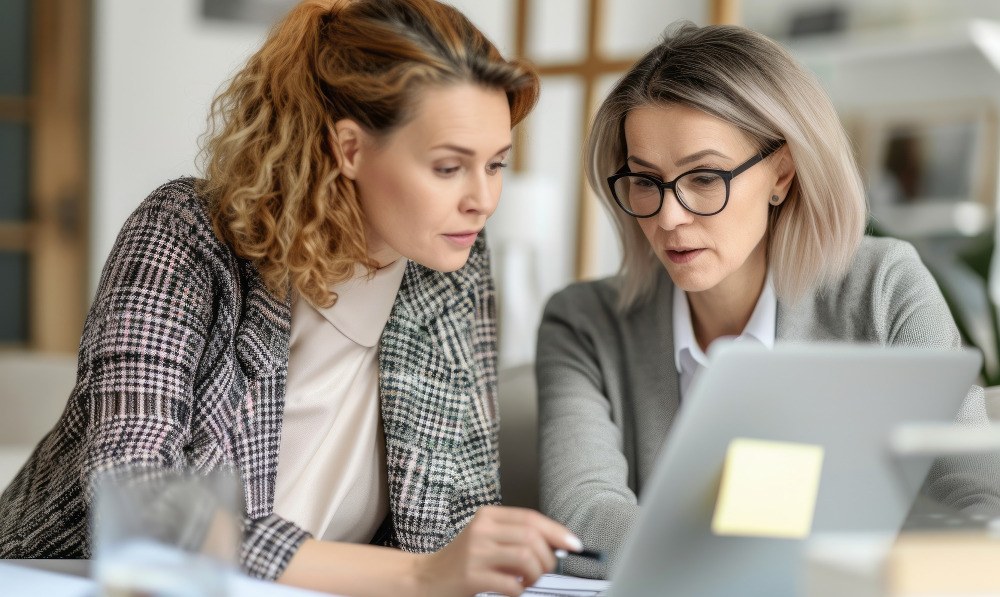 pixabay_women-8577389_1000.jpg kollegiales Review