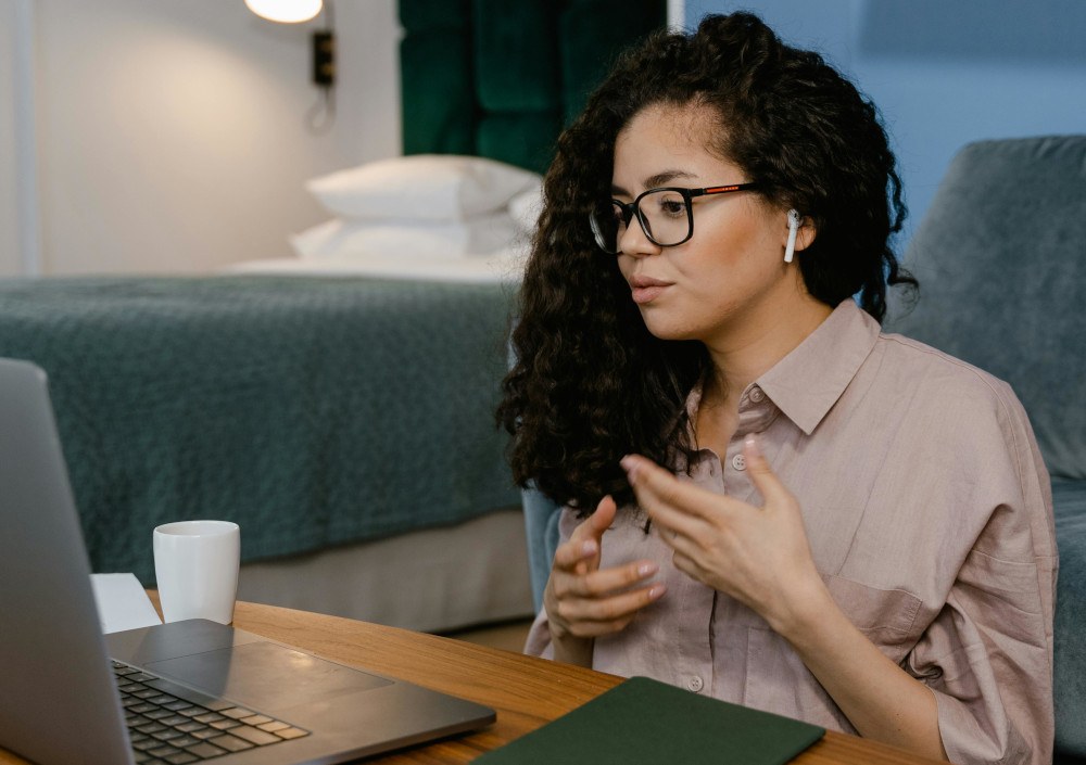 pexels-mart-production-7605974_1000.jpg Frau in Videokonferenz