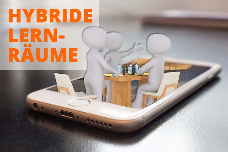 Themenspecial "Hybride Lernräume" Das Bild zeigt ein Smartphone, das auf einer Tischfläche liegt. Aus dem Display heraus wächst ein Tisch mit Stühlen, um den Tisch herum sitzen und stehen drei Personen, die sich angeregt unterhalten. In der linken oberen Bildecke ist der Schriftzug "Hybride Lernräume" zu sehen. Link führt zur Themenspecialseite.