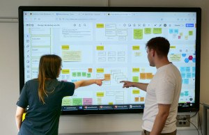 2_2_WhiteboardOnCampus_300x194.jpg Zwei Personen, die an einem Whiteboard zusammenarbeiten