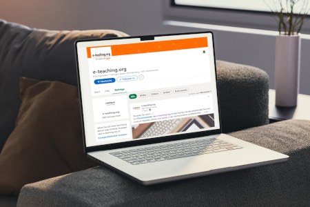 Neustart auf LinkedIn Aufgeschlagener Laptop; Bildschirm zeigt Profilansicht des LinkedIn-Accounts von e-teaching.org.