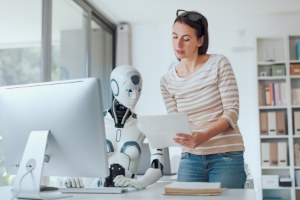 KI-Schreibworkshop Frau arbeitet mit KI-Roboter zusammen