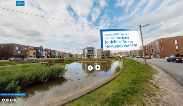 360°-Exkursion durch das neue Siedlungsgebiet Jenfelder Au in Hamburg Wohngegend entlang eines Flusses. Auf einem Schild neben dem Fluss steht "Herzlich Willkommen zum 360° Rundgang Jenfelder Au von Hamburg Wasser."