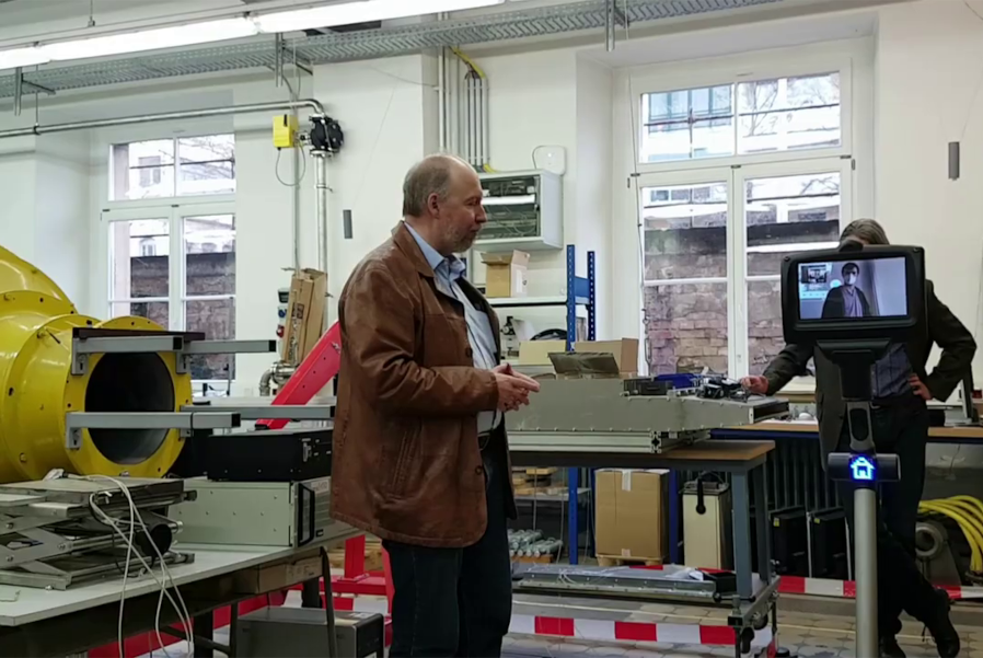 Studierende besichtigen ein Labor mittels TPR (Foto Professur für Magnetofluiddynamik, Mess- und Auto.png