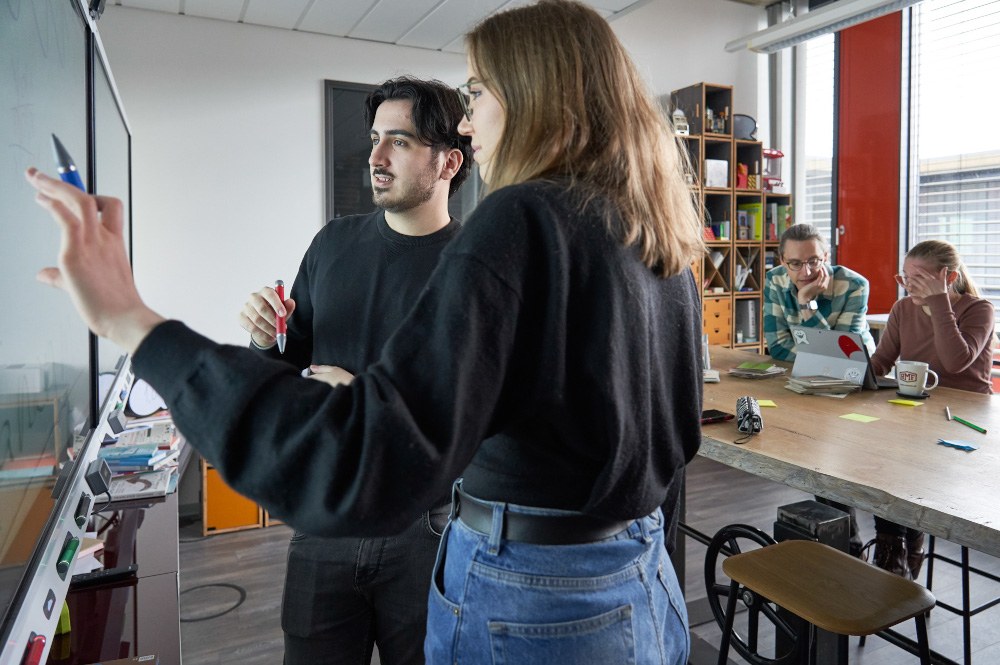 Innoraum_th-koeln_1000.jpeg Studierende am Whiteboard