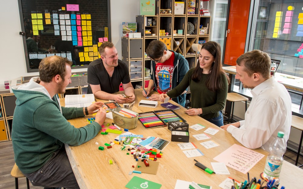 innoraum_th-koeln_gruppe_1000.jpg Studierende am Arbeitstisch