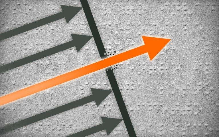Themenseite Barrierefreie digitale Hochschullehre Vier graue Pfeile zielen auf eine Barriere, ein orangener Pfeil in der Mitte "durchbricht" die Barriere. Auf dem grauen Hintergrund ist Brailleschrift zu erkennen.