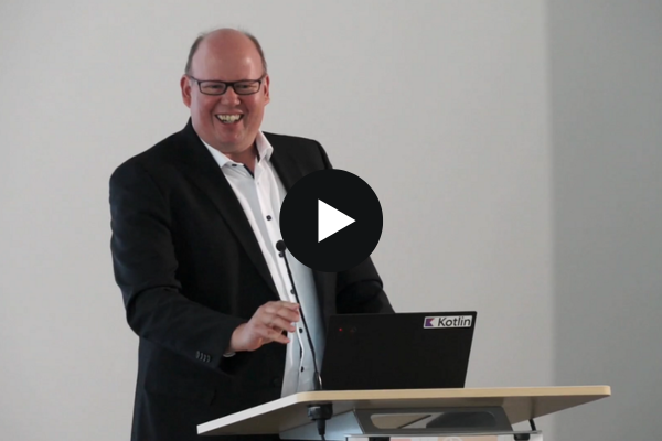 Jubiläumstagung - e-teaching.org damals und heute Christian Kohls steht auf der Bühne und hält seinen Vortrag.