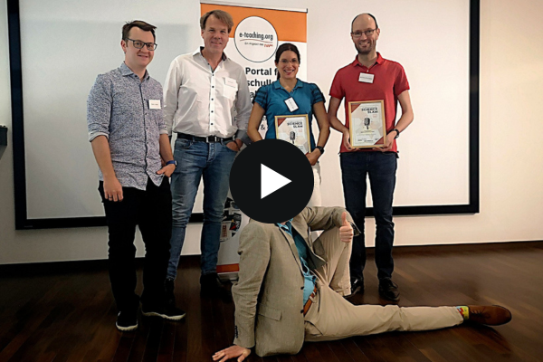 Jubiläumstagung - Science Slam Die vier Vortragenden des Science Slam posieren zusammen mit dem Moderator. Die zwei Personen rechts halten ihre Urkunde in der Hand.