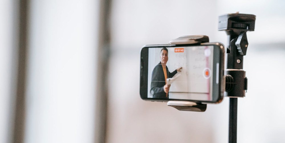 pexels-vanessa-garcia-6325974_1000.jpg Smartphone mit Stativ